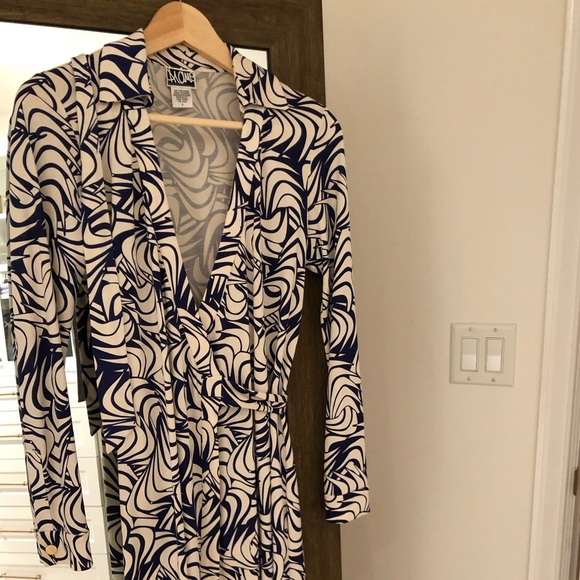 Diane Von Furstenberg Silk Wrap Dress. Pristine Condition. - Picture 2 of 3